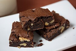 Bizcocho de chocolate conocido como brownie.