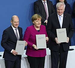 Firma del acuerdo de coalición para el 19º periodo electoral del Bundestag con Olaf Scholz, Angela Merkel y Horst Seehofer.