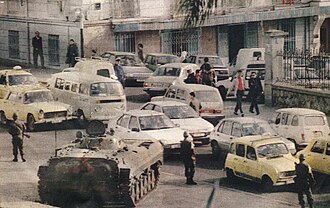 Militares desplegados en las calles de Argel tras el golpe de Estado de 1992