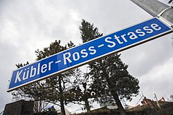 Placa callejera en honor a Kübler-Ross en Meilen, Suiza.