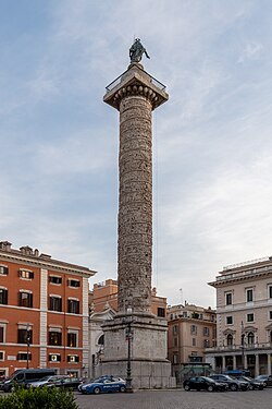 La columna de Marco Aurelio situada en la Piazza Colonna en Roma.
