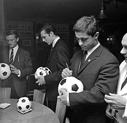 Gerd Müller firmando balones
