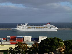 Crucero atracado en la dársena del puerto