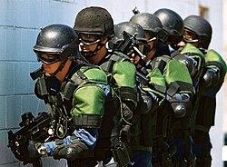Oficiales de la Oficina de Aduanas y Protección Fronteriza de los Estados Unidos