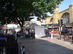 Puesto de retransmisión de noticias televisivas instalado en las inmediaciones de la estación de King's Cross.