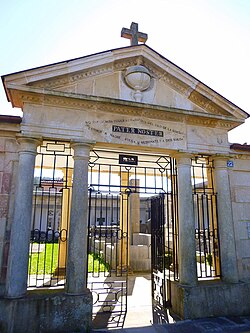 Entrada al cementerio municipal
