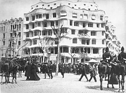 La Casa Milà en el año 1911 en pleno proceso de construcción