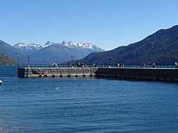 Nuevo muelle del lago con el Cerro Tres Picos al fondo