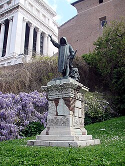 La estatua de Cola di Rienzo entre la cordonata y la escalinata de Aracoeli