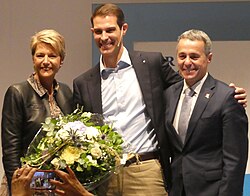 Los Consejeros Federales Karin Keller-Sutter e Ignazio Cassis junto al entonces presidente del partido Thierry Burkart.