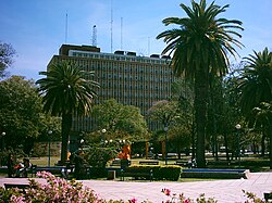Plaza 25 de Mayo con la Casa de Gobierno del Chaco de fondo