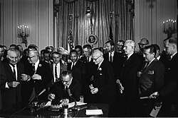 Lyndon B. Johnson firmando la Ley de Derechos Civiles de 1964