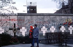 Cruces fúnebres en memoria de las víctimas del muro