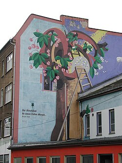 Ilustración de un poema de Brecht en una pared