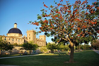 Fachada del Museo de Bellas Artes de Valencia desde el Jardín del Turia