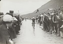 Federico Ezquerra en la cima del Col des Aravis en el Tour de Francia 1936