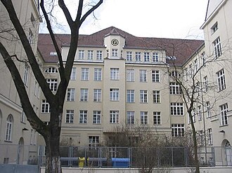 Imagen de una fachada institucional de una Hauptschule alemana en Berlín