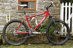 Bicicleta de montaña con suspensión delantera