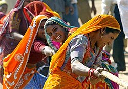 Mujeres tirando de la soga en la Feria de Pushkar