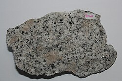 Muestra de granito con su textura granular característica.