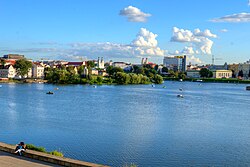 Vista del Svisloch y de la ciudad de Minsk al fondo