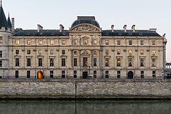 Fachada del Palacio de Justicia de París