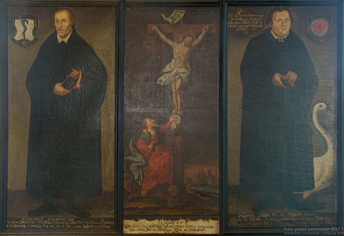 Representación pictórica de Melanchthon y Lutero junto a Cristo crucificado.