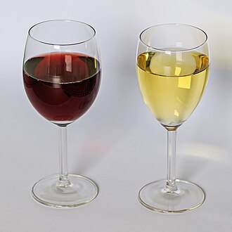 Vino tinto y vino blanco en copas