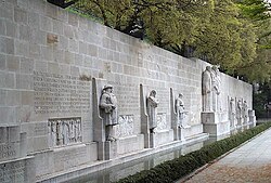 Estatuas del lateral izquierdo del monumento