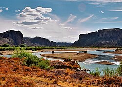 Paisaje representativo de la provincia con su curso fluvial y estepa