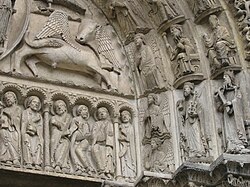 Detalle del portal central