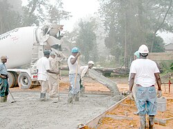 Trabajadores realizando labores de hormigonado o colocación de concreto fresco en obra
