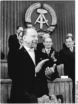 Retrato oficial de Walter Ulbricht, dirigente de Alemania Oriental.