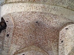 Antigua bóveda de crucería construida con lajas de piedra en seco sin mortero en las ruinas de San Nicolás, Visby.