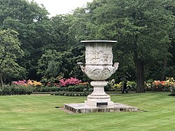 Detalle del histórico Waterloo Vase en el jardín