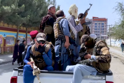Combatientes talibanes armados patrullando las calles de Kabul en agosto de 2021.