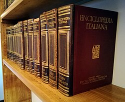 Volúmenes de la Enciclopedia Treccani en una biblioteca