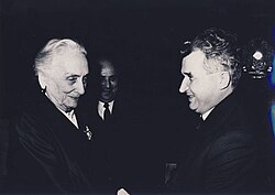 Dolores Ibárruri junto a Nicolae Ceaușescu en Rumanía en 1972