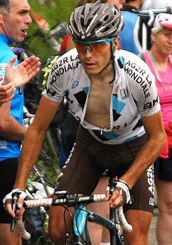 Ciclista portando la equipación oficial en una etapa del Tour de Francia.