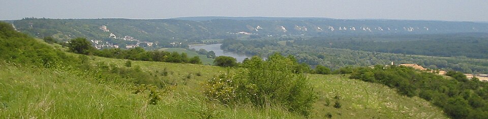 El río Sena a su paso por La Roche-Guyon en Francia