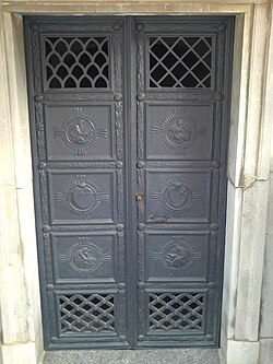 Puerta de la cripta del monumento al Sagrado Corazón de Jesús