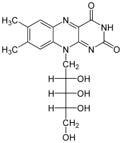 Estructura molecular detallada de la riboflavina con sus anillos de isoaloxacina y la cadena de ribitol
