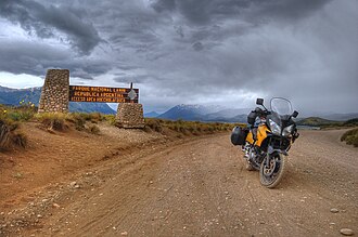 Motociclistas recorriendo un paisaje patagónico