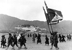 La armada tibetana con la bandera en Lhasa en 1938
