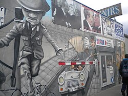 Fragmento del Muro de Berlín con representaciones artísticas