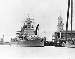 El acorazado de bolsillo alemán Admiral Scheer en Gibraltar en 1936.