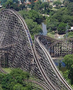 Montaña rusa en movimiento mostrando variaciones de energía cinética y potencial