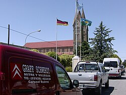 Banderas frente a la iglesia de la colonia San José en Coronel Suárez