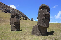 Moáis monolíticos tallados en la isla de Pascua