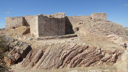 Fachada este del castillo de Alarcos con restos de la torre pentagonal.